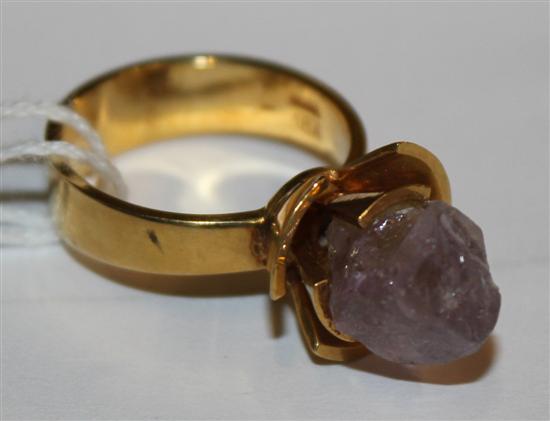 18ct & mauve stone dress ring